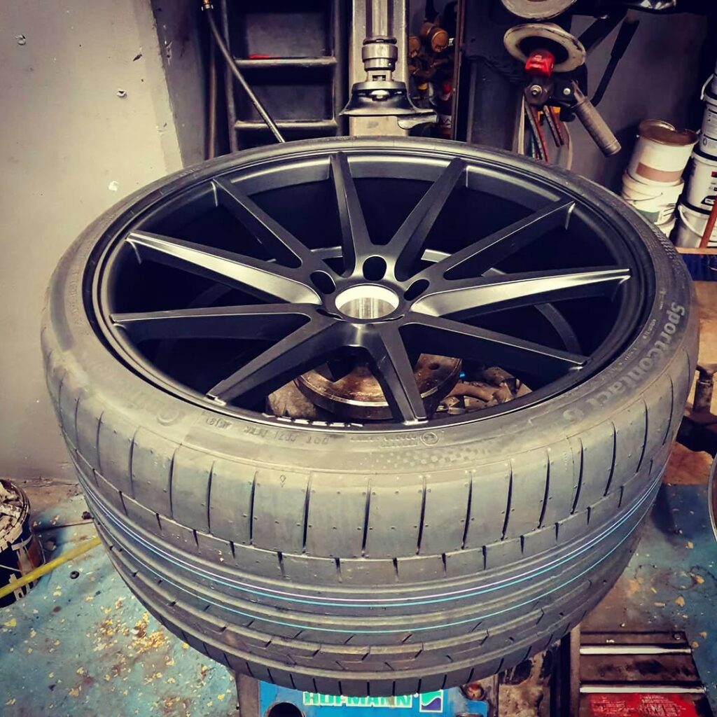 Vossen 12×22, fälg och däck